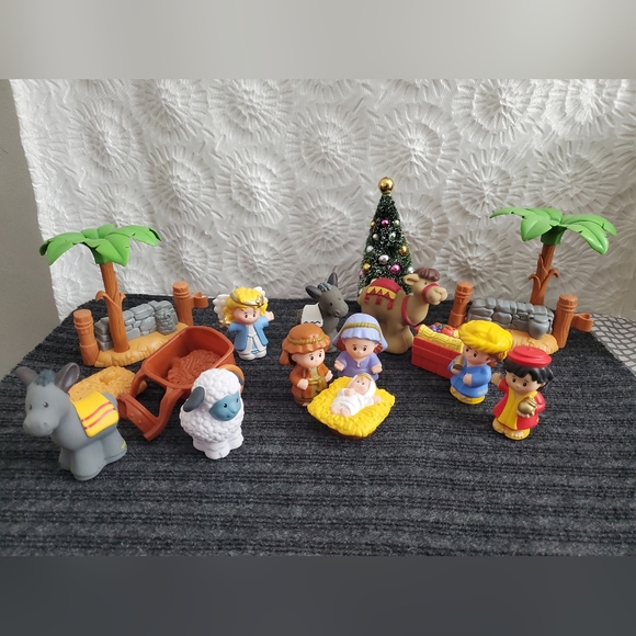 Fisher Price Little People Nativity Set 16pc with Stable - Picture 3 of 17